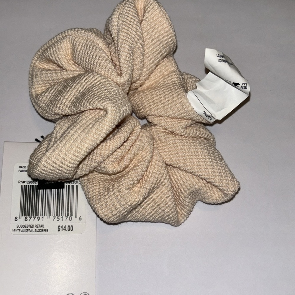 Nike Guava Ice Gathered Waffle Hair Tie - Picture 7 of 9